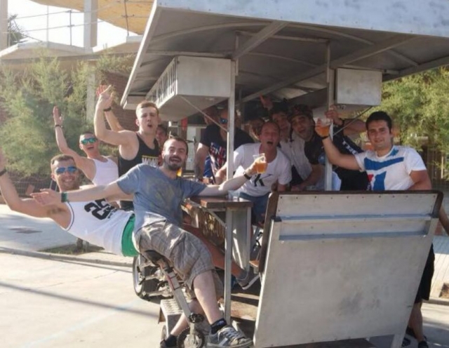  在自行车上用啤酒干杯 